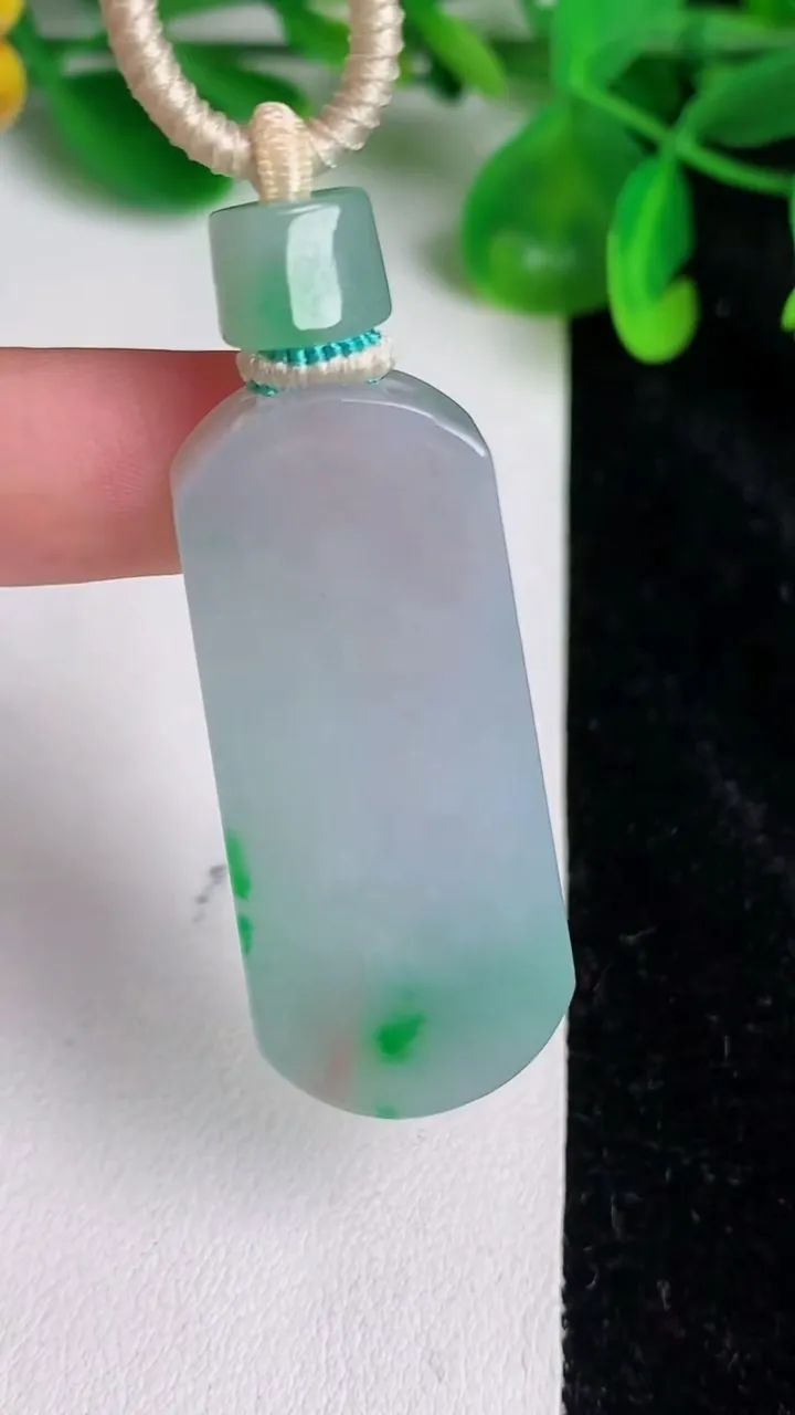天然A货翡翠无事牌吊坠，尺寸45-19.2-6.8，重量:23.20g
6月21日