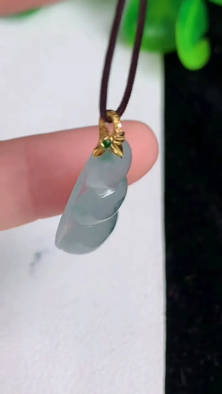 天然A货翡翠种飘花福豆吊坠，尺寸26.7-11.4-5.2，重量:4.00g
6月20日