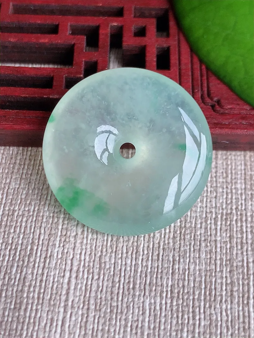 天然A货翡翠飘绿平安扣吊坠 尺寸27.7×6.7m量11.06g 0619