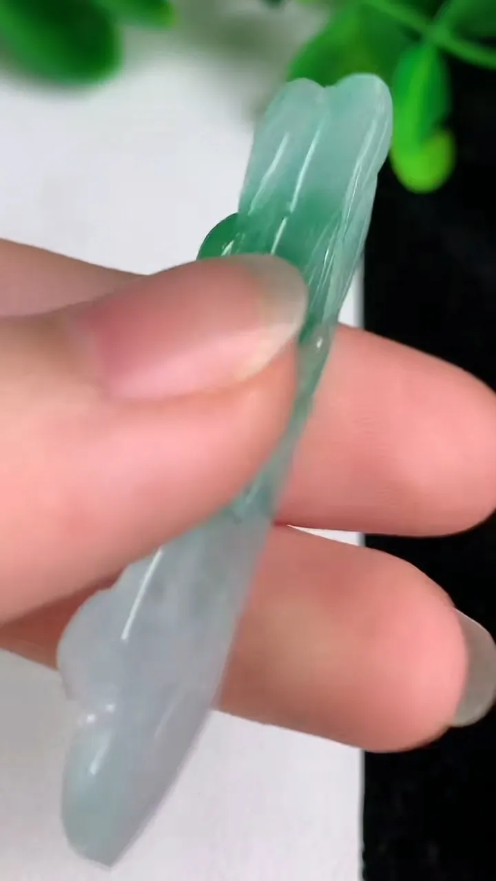 天然A货翡翠和和美美 荷花吊坠，尺寸54-18-6，重:10.65g
6月20日