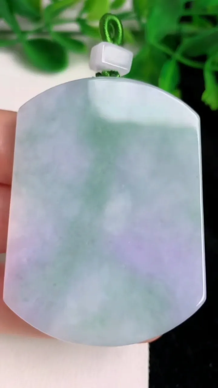天然A货翡翠春带彩紫罗兰无事牌吊坠，尺寸57-42.8-5.3，重量:38.93g
6月20日