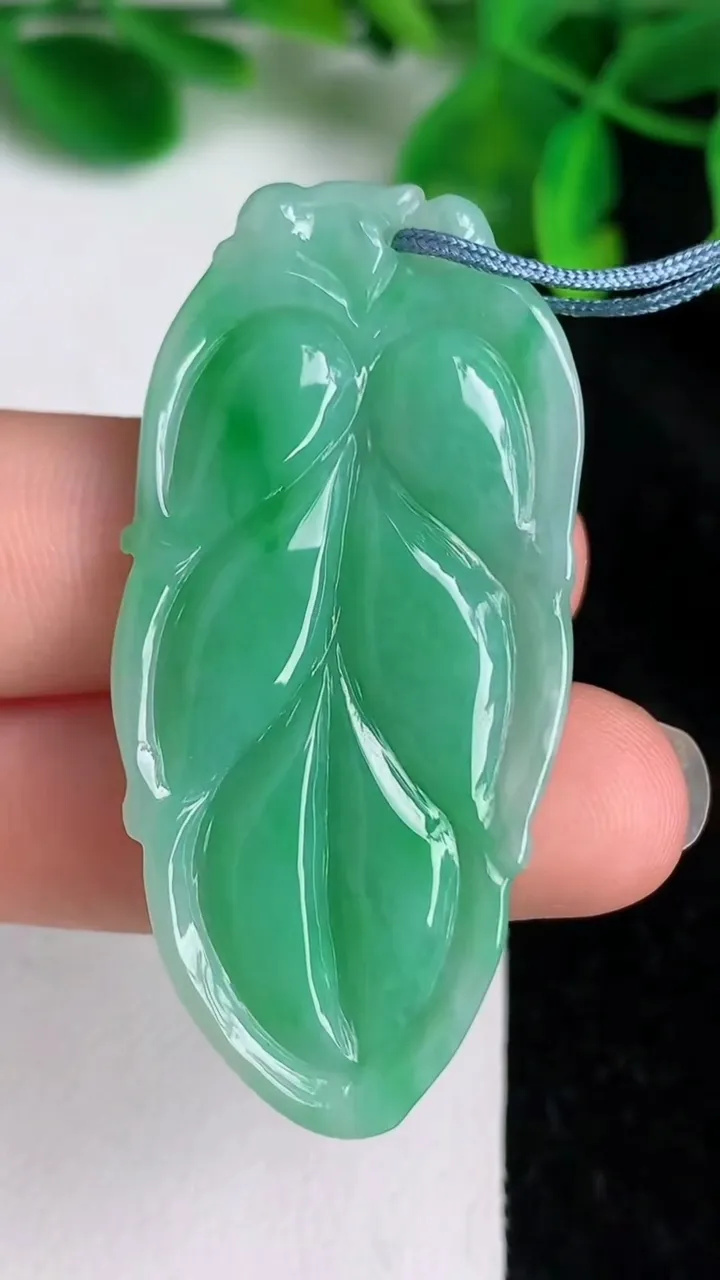 天然A货翡翠金枝玉叶 叶子吊坠，尺寸50-23.5-6.7，重量:12.90g
6月20日
