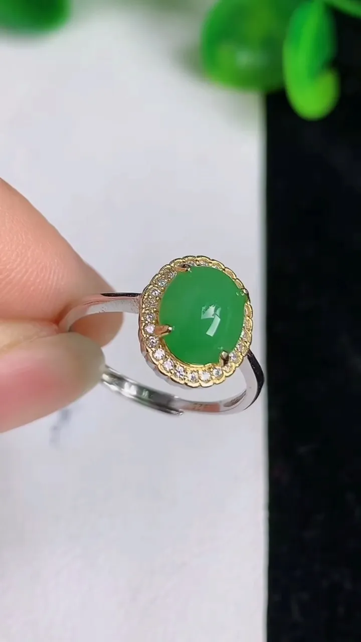 天然A货翡翠蛋面戒指，尺寸8.6-7，重量:2.00g2025年6月20日
工厂直销收藏佳品,种好水足，色泽均匀，有种有色，上手高大气！