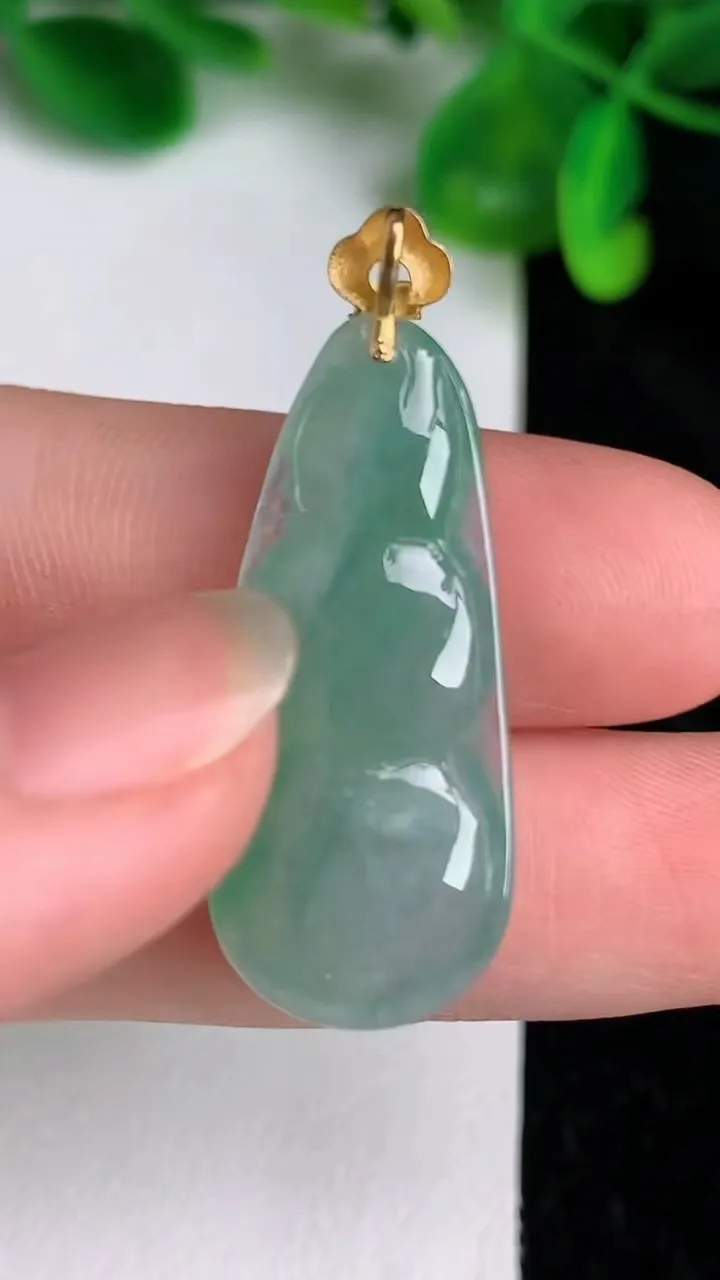 天然A货翡翠福豆吊坠，尺寸32-14-7.5，重量:1.71g
6月20日