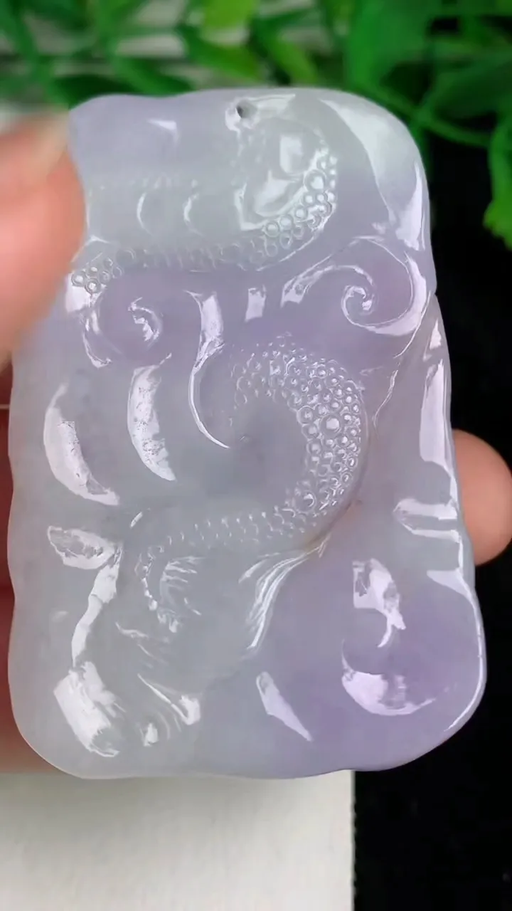 天然A货翡翠春带彩 紫罗兰龙牌吊坠，尺寸55.8-35.5-12.3，重量:59.25g
6月20日