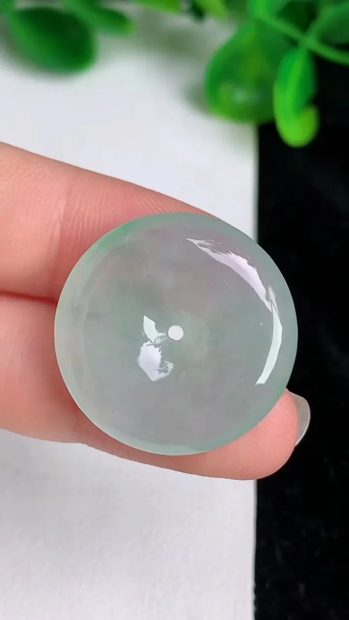 天然A货翡翠平安扣吊坠，尺寸24.7-5.8，重量:7.70g
6月20日