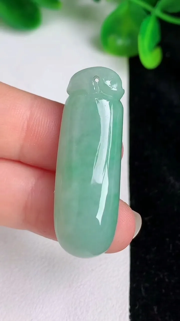 天然A货翡翠福瓜吊坠，尺寸39.5-14-8.8，重量:10.00g
6月20日