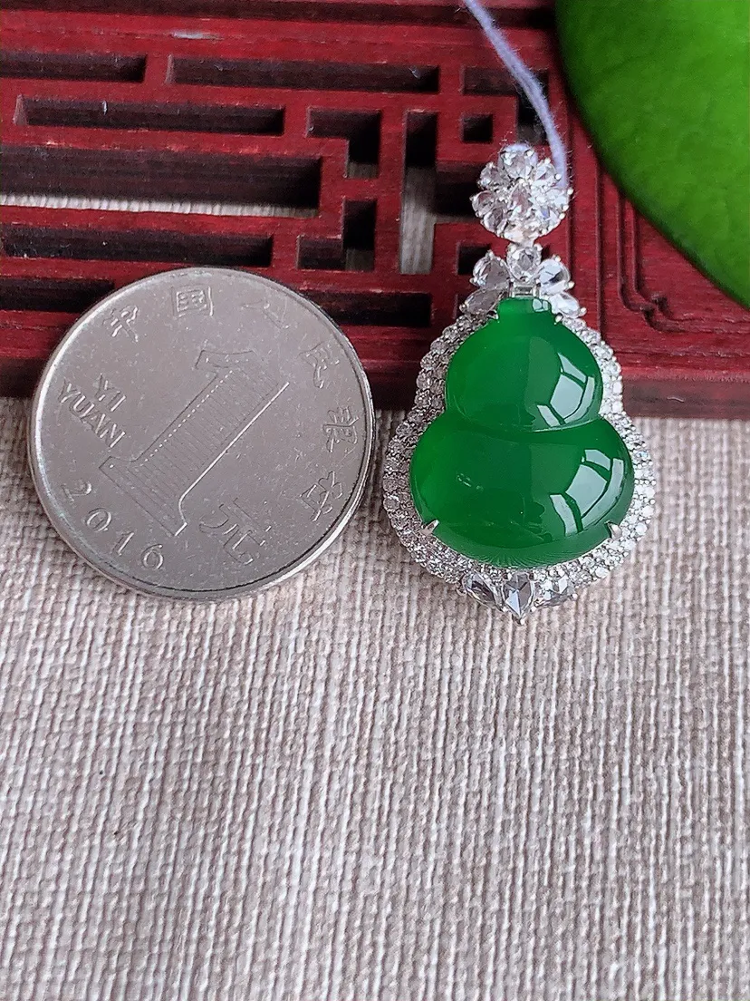 天然A货翡翠18K金伴满绿葫芦吊坠尺寸33.3×18.8×10.8裸石18.3×15.5m量7.30g 0619