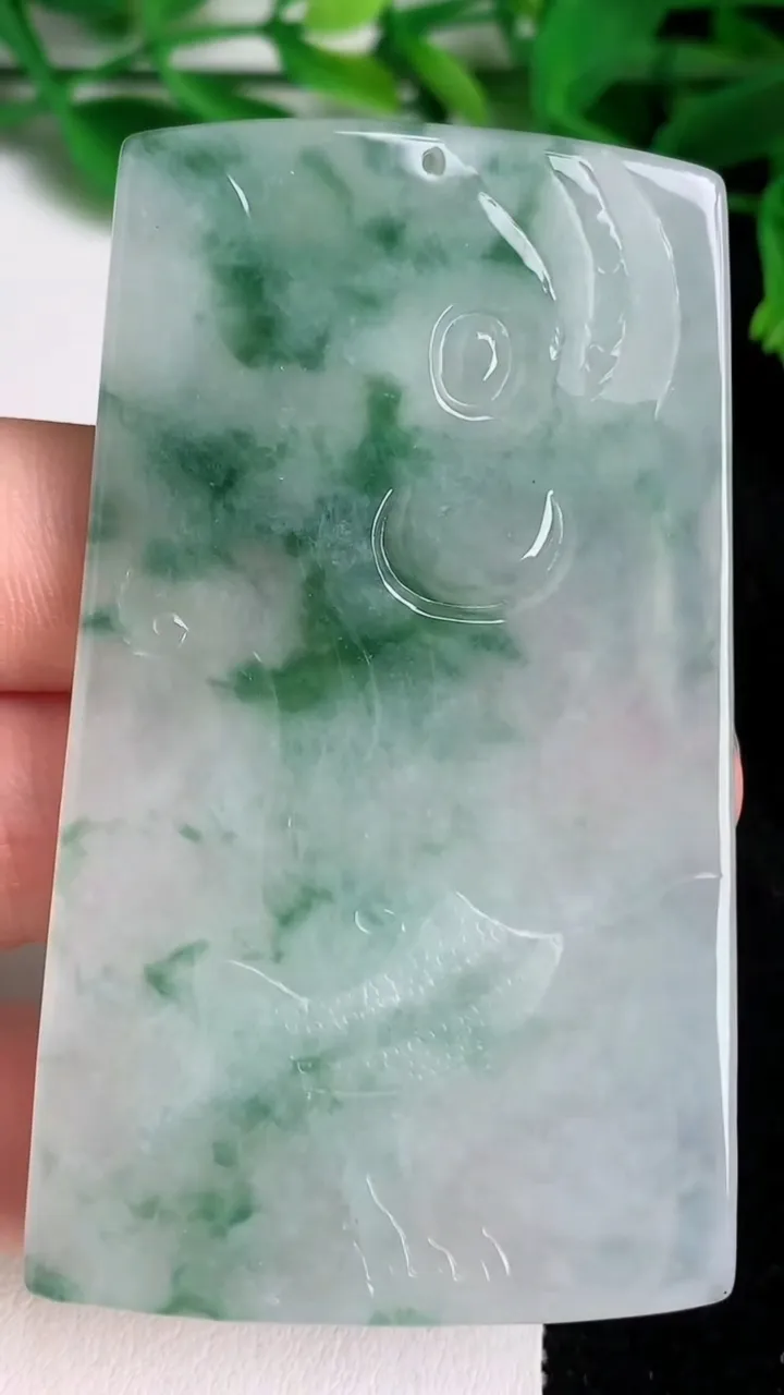 天然A货翡翠冰种飘花降龙大日如来吊坠，尺寸69-41.7-5，重量:37.98g
6月20日