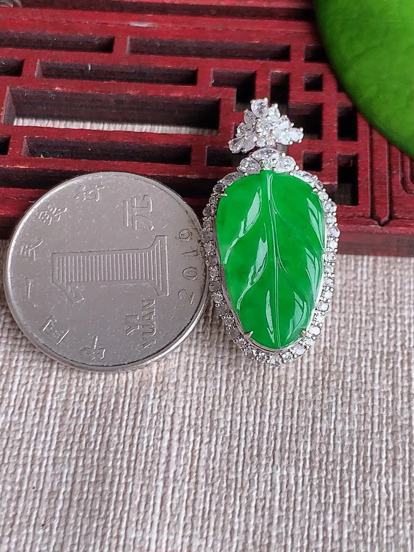 天然A货翡翠18K金伴阳绿叶子金枝玉叶吊坠尺寸31.5×16×8.7裸石20.5×12m量5.57g 0619