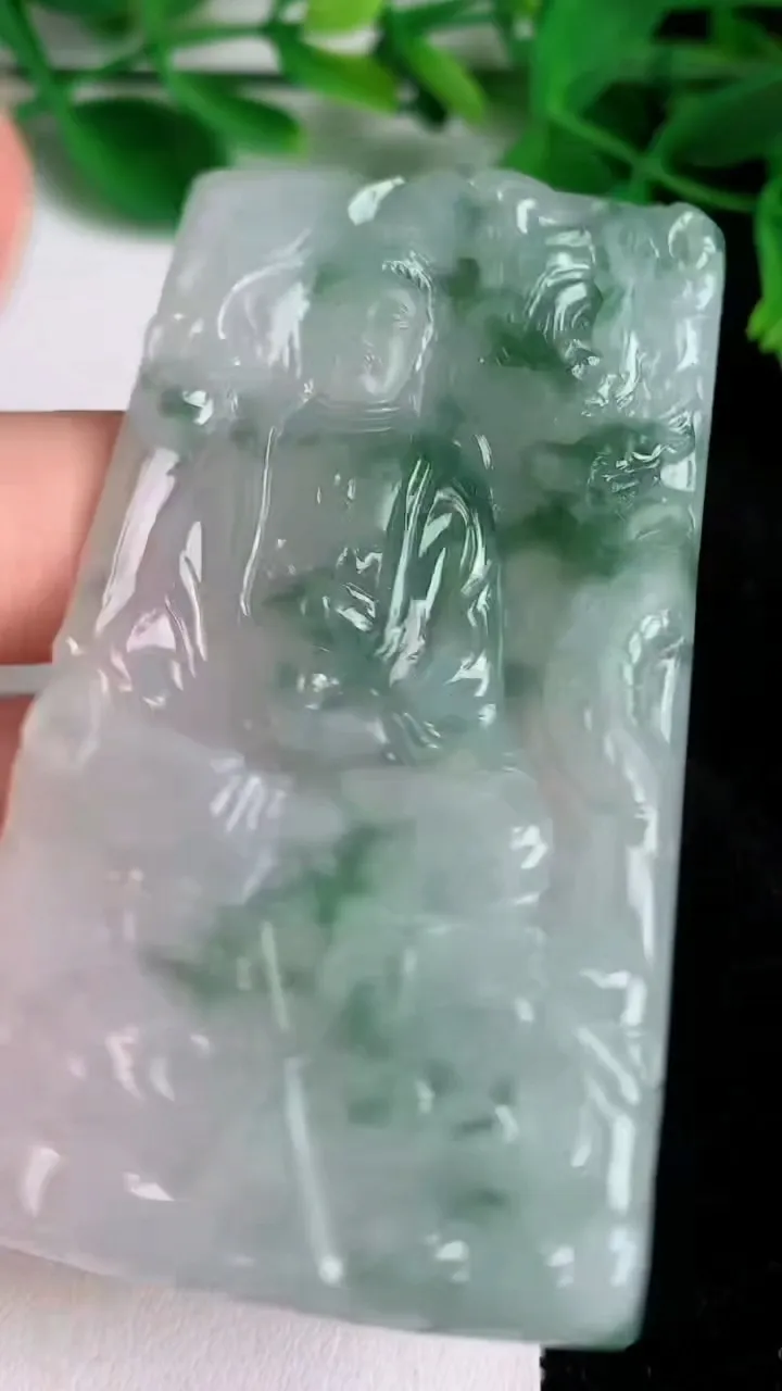 天然A货翡翠冰种飘花降龙大日如来吊坠，尺寸69-41.7-5，重量:37.98g
6月20日