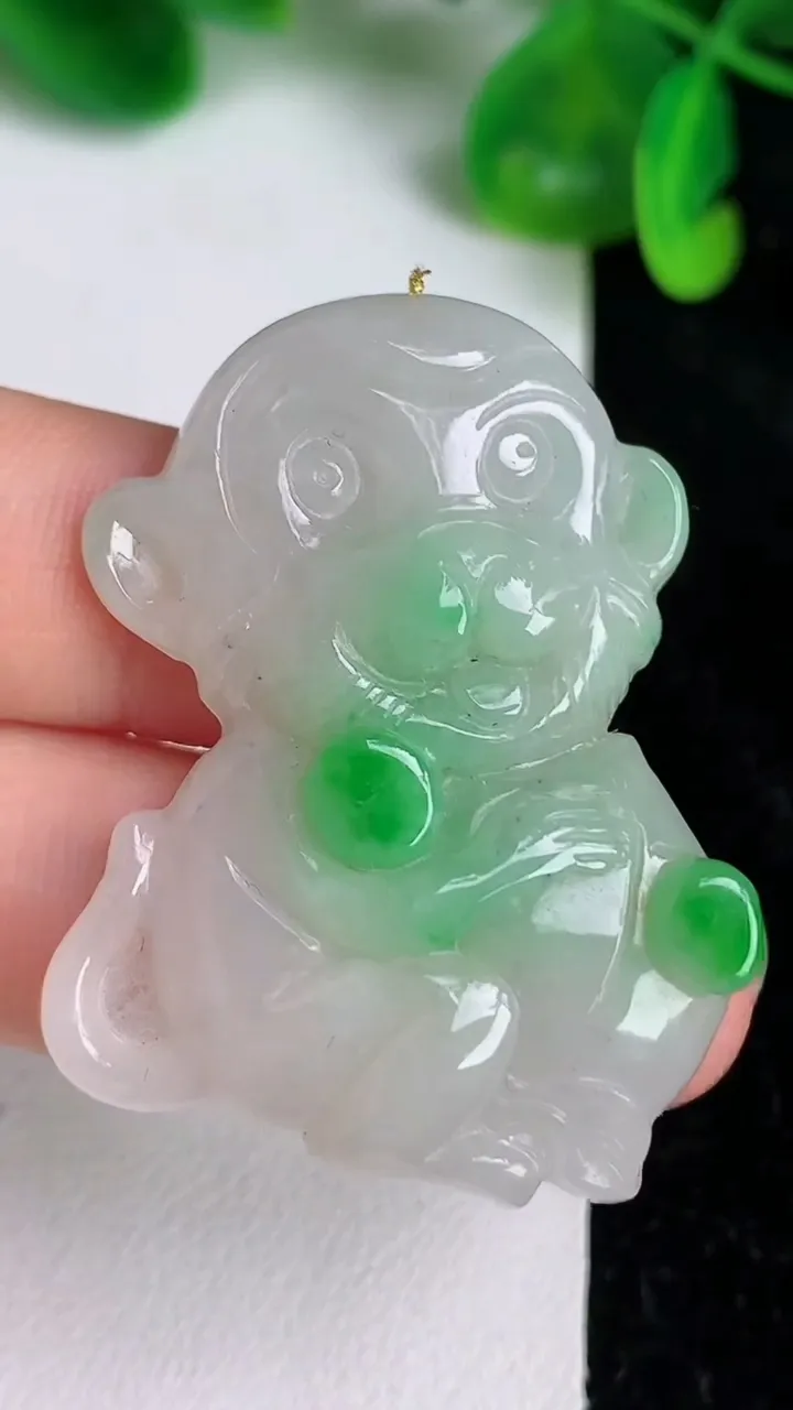 天然A货翡翠生肖猴吊坠，尺寸41.4-34.4-6.6，重量:14.39g
6月20日