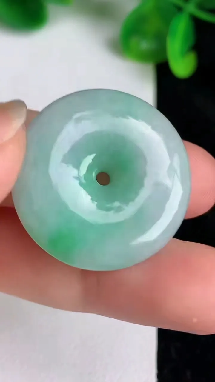 天然A货翡翠平安扣吊坠，尺寸27.8-5.7，重量:9.25g
6月20日