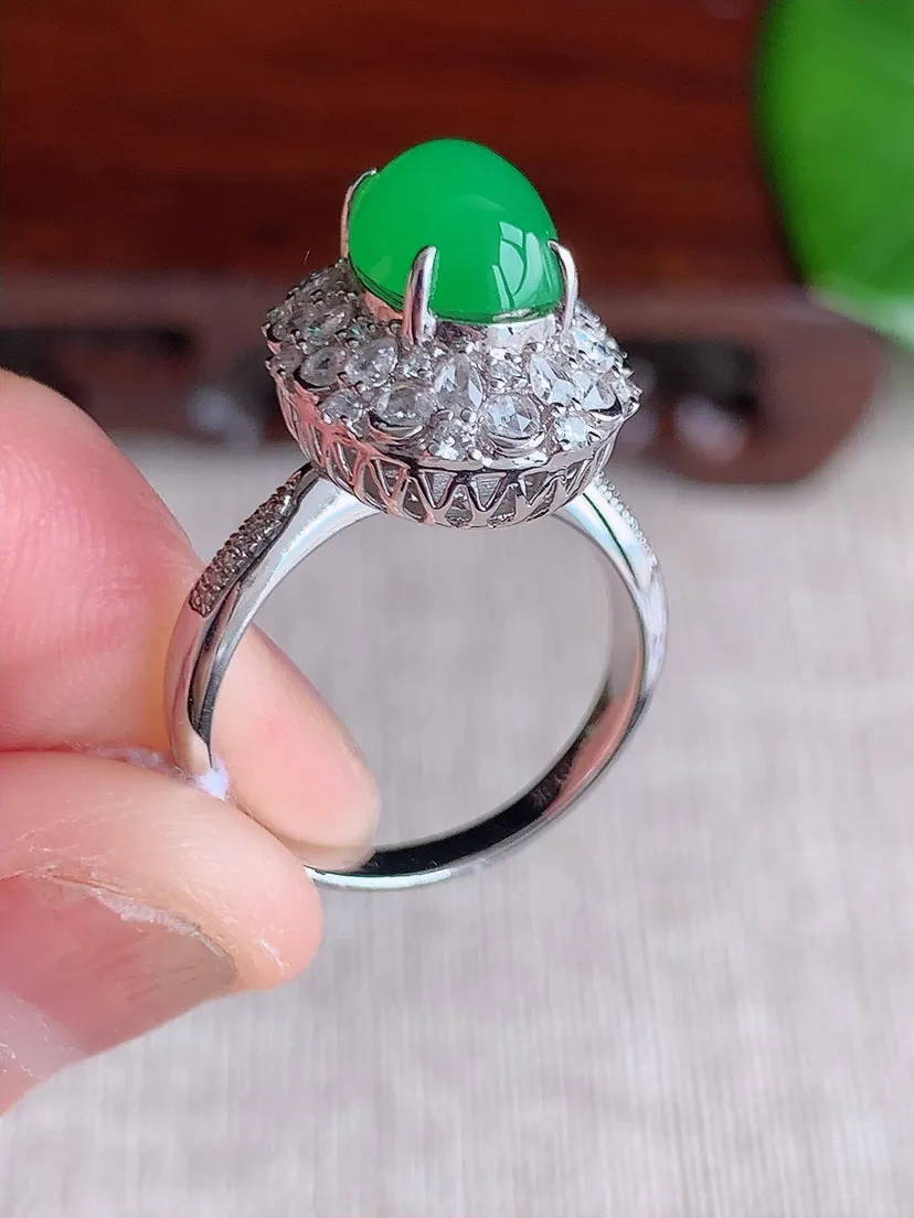 天然A货翡翠18K金伴钻镶嵌阳绿蛋面戒指 圈口17裸石尺寸9.6×7mm 重量5.13g 0619