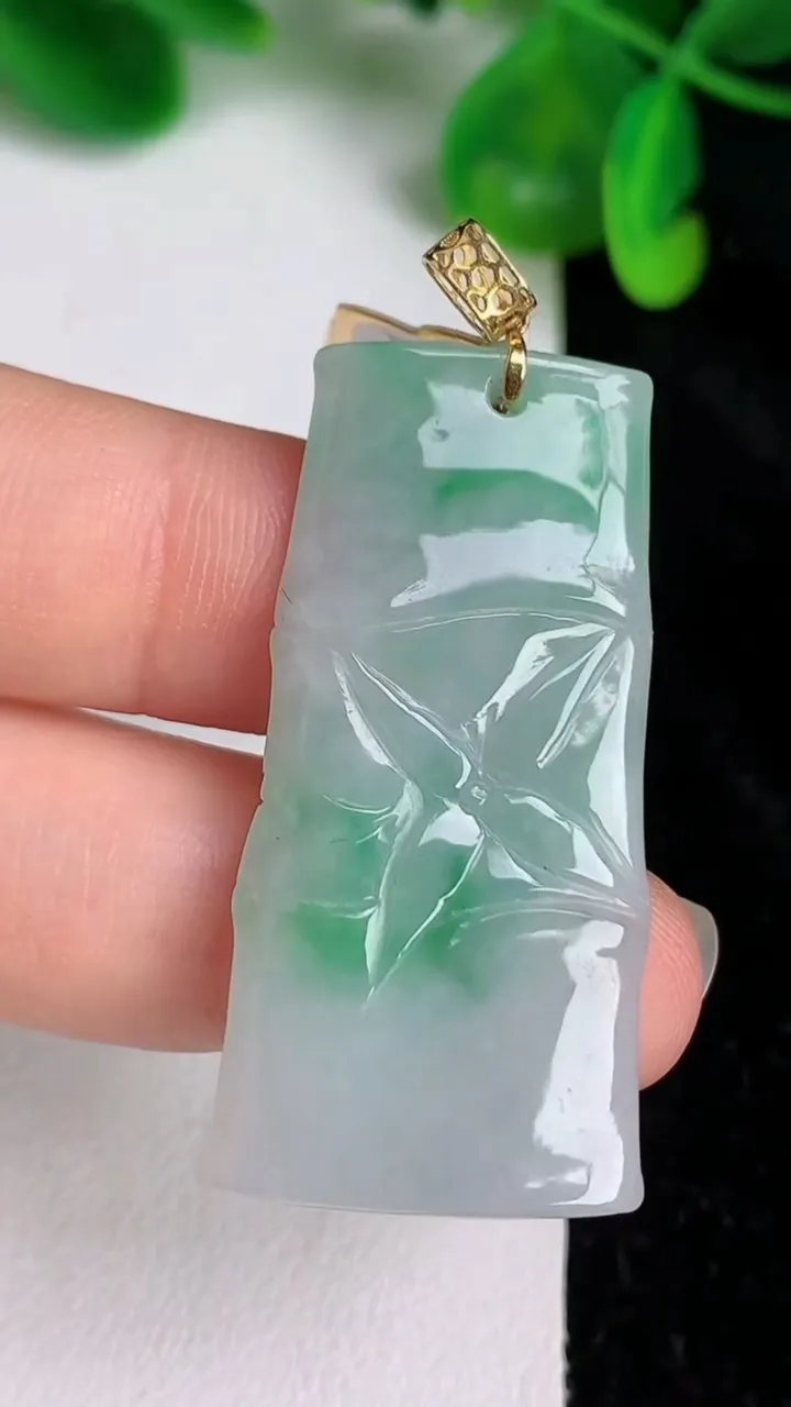 天然A货翡翠节节高升 竹节吊坠，尺寸41-20-3.6，重量:7.88g
6月20日