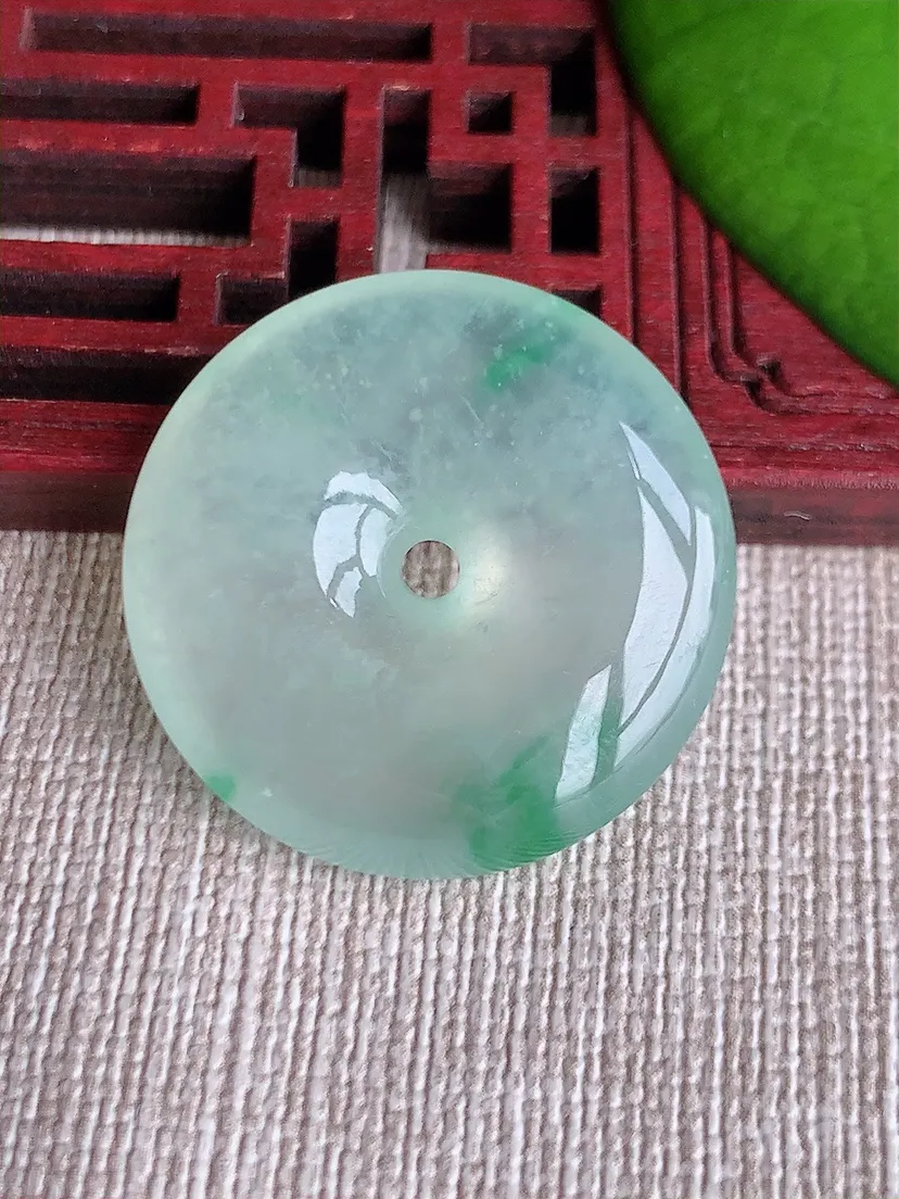 天然A货翡翠飘绿平安扣吊坠 尺寸27.7×6.7m量11.06g 0619