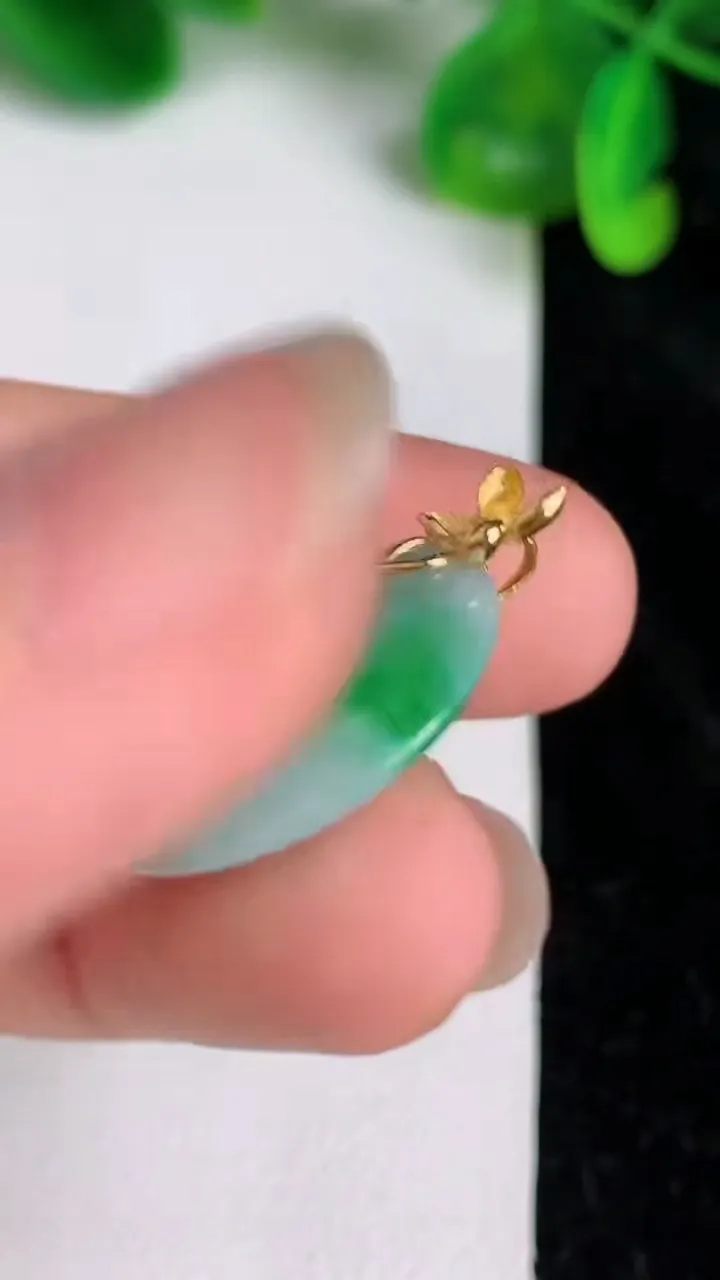 天然A货翡翠平安扣吊坠，尺寸20-7.4，重量:3.57g
6月20日