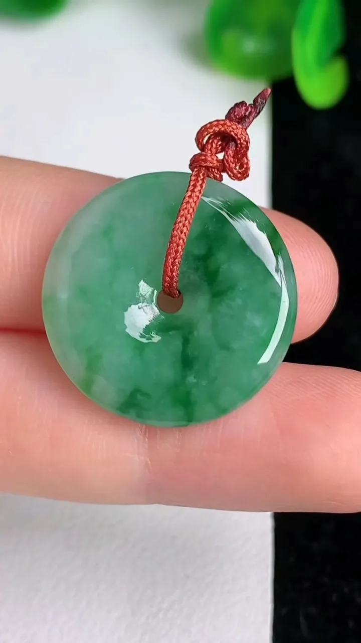 天然A货翡翠平安扣吊坠，尺寸22.6-3.7，重量:4.22g
6月20日