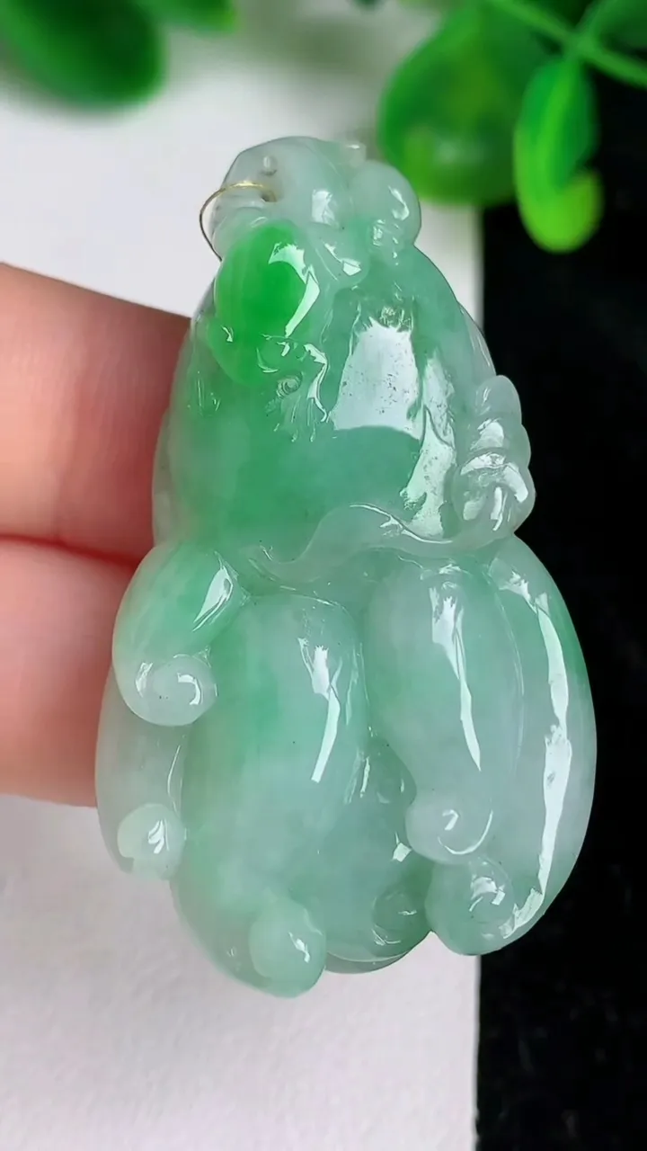 天然A货翡翠佛手瓜吊坠，尺寸47.8-28.3-11，重量:23.48g
6月20日