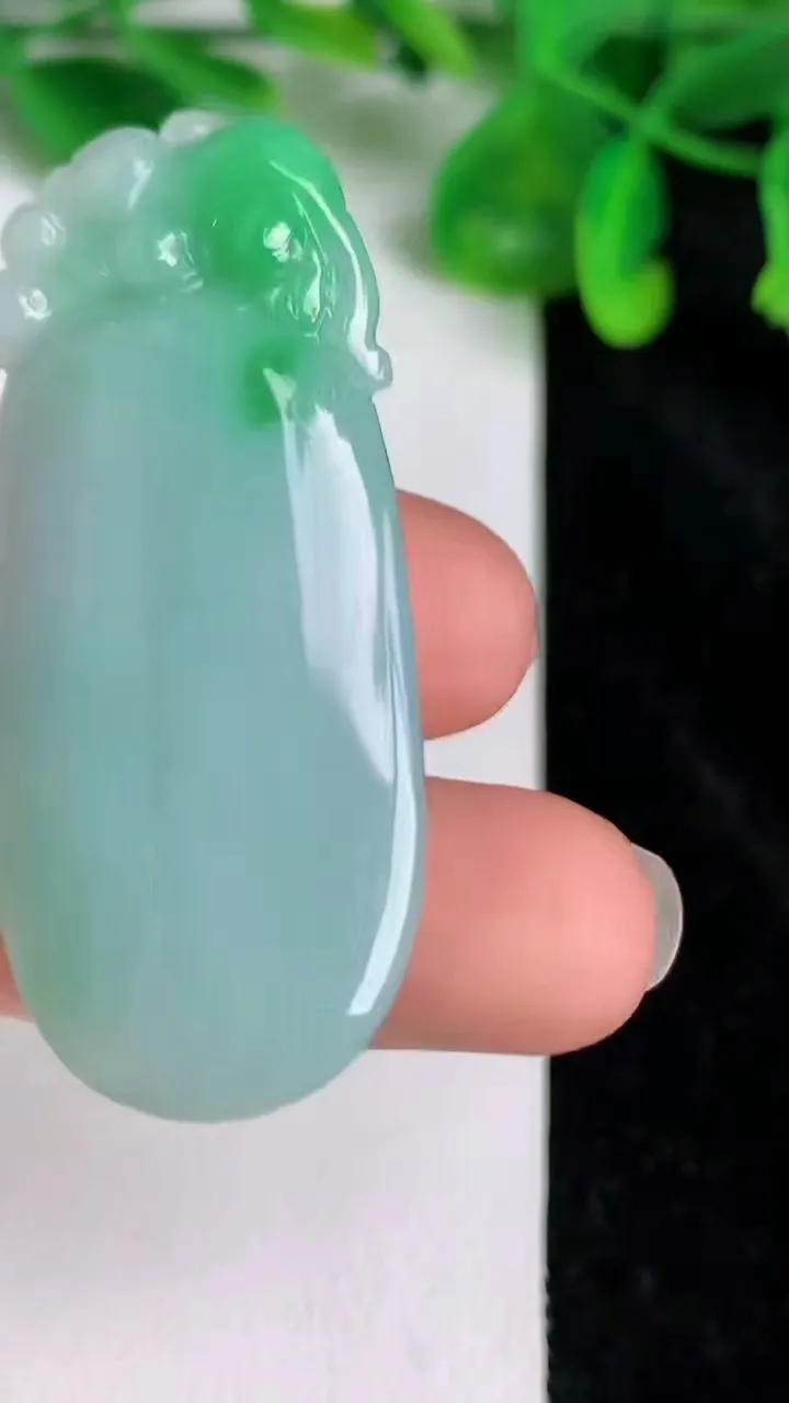 天然A货翡翠福瓜吊坠，尺寸48-21.3-7.7，重量:14.91g
6月20日