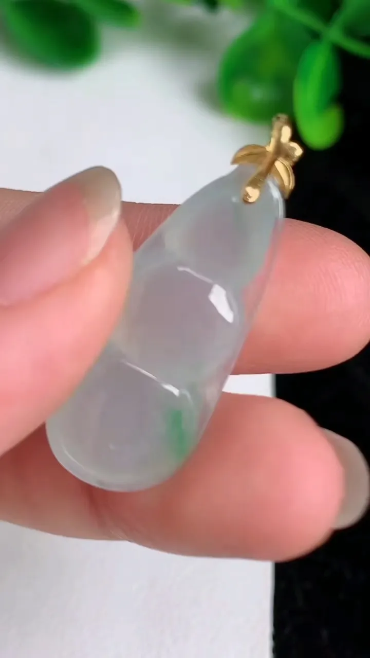 天然A货翡翠福豆吊坠，尺寸31-12.8-7，重量:3.29g
6月20日