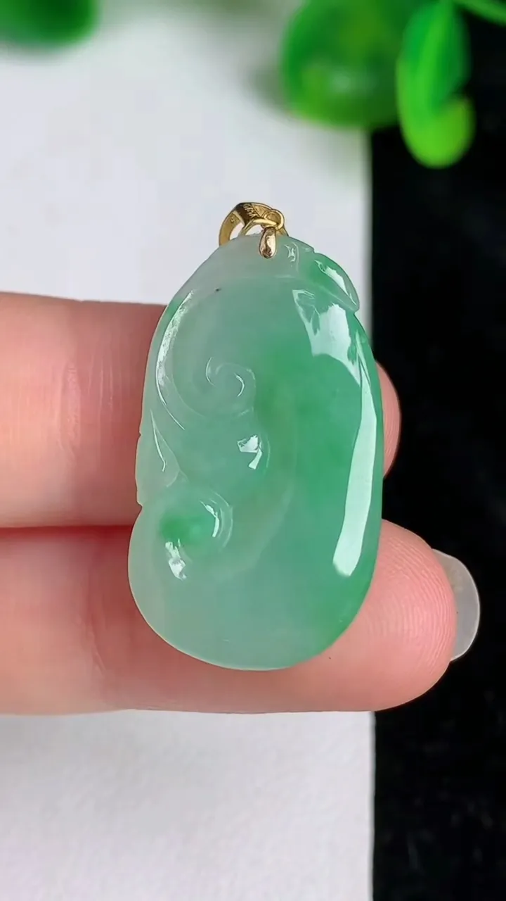 天然A货翡翠如意吊坠，尺寸27-15.6-7，重量:5.24g
6月20日