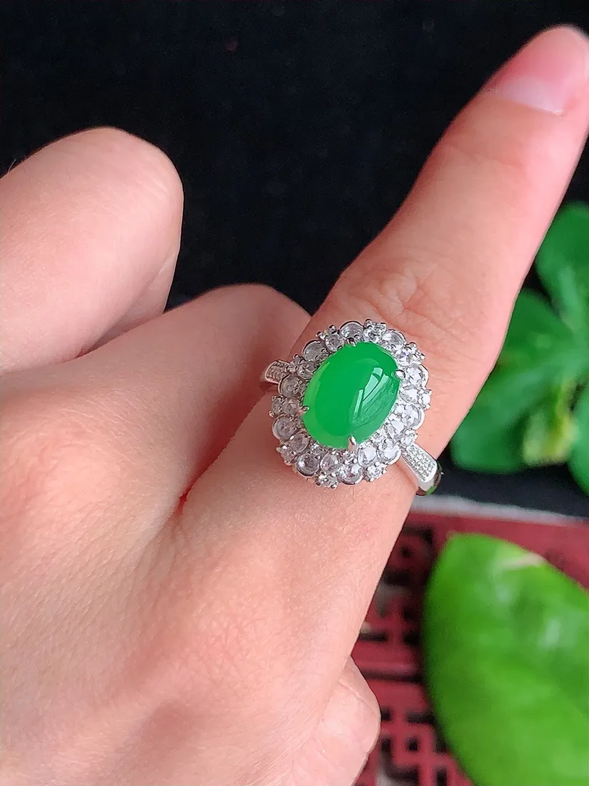 天然A货翡翠18K金伴钻镶嵌阳绿蛋面戒指 圈口17裸石尺寸9.6×7mm 重量5.13g 0619