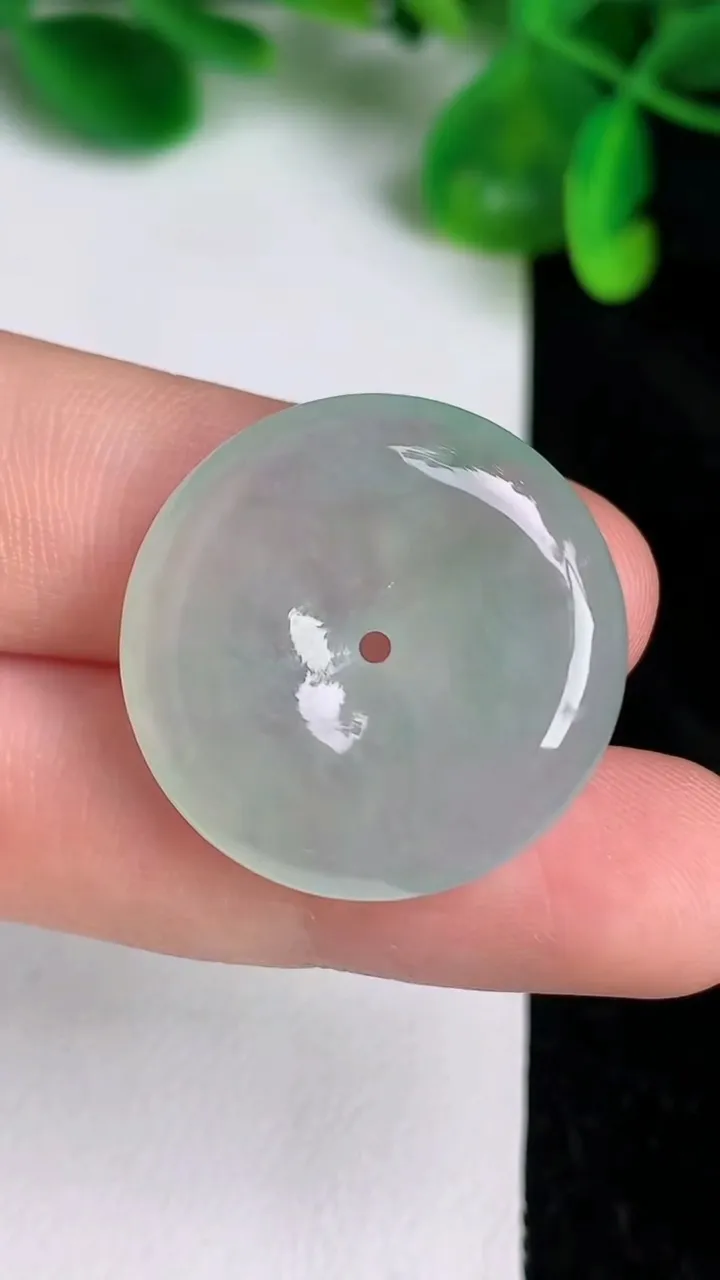 天然A货翡翠平安扣吊坠，尺寸24.7-5.8，重量:7.70g
6月20日