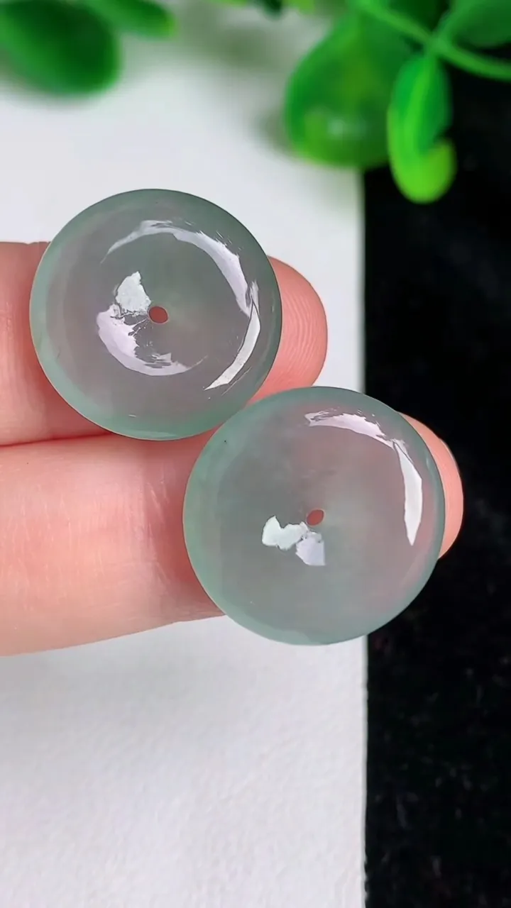 天然A货翡翠冰种飘花平安扣吊坠一对，尺寸18.5-4.5，重量:6.53g
6月20日