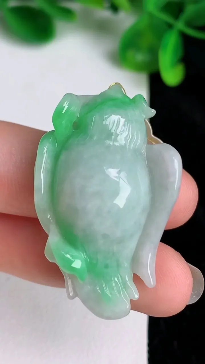 天然A货翡翠老鹰 大鹏展翅吊坠，尺寸41.3-23.4-13，重量:15.07g
6月20日