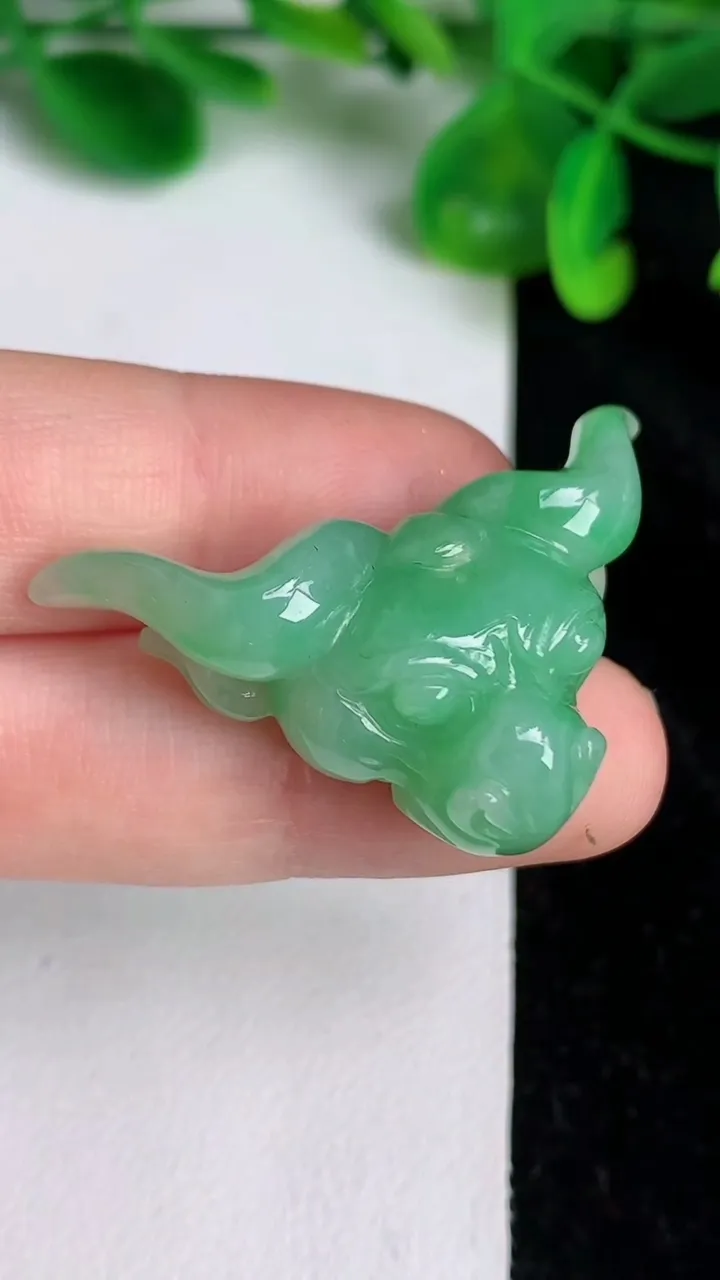 天然A货翡翠生肖牛吊坠，尺寸21.6-40.3-13，重量:11.30g
6月20日
