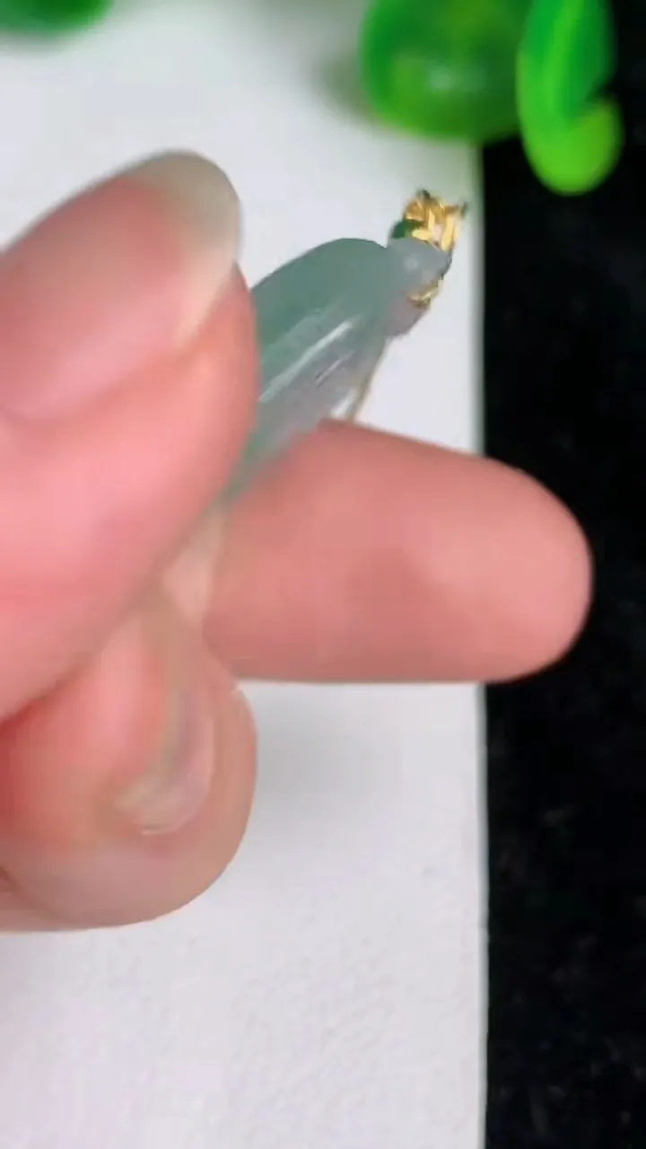 天然A货翡翠金枝玉叶 叶子吊坠，尺寸40.3-21.6-5，重量:8.25g
6月20日