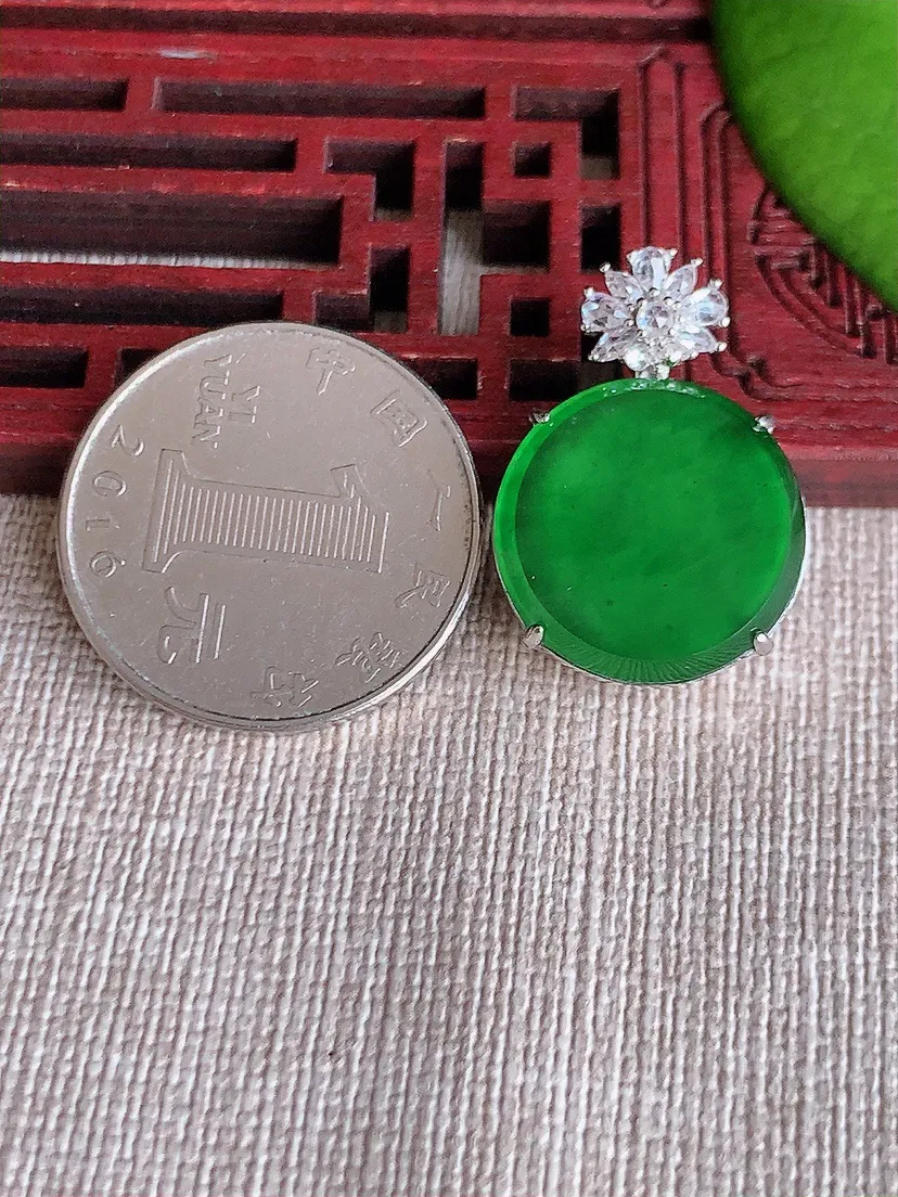天然A货翡翠18K金伴满绿无事牌吊坠尺寸25×18×6.7m量5.48g 0620