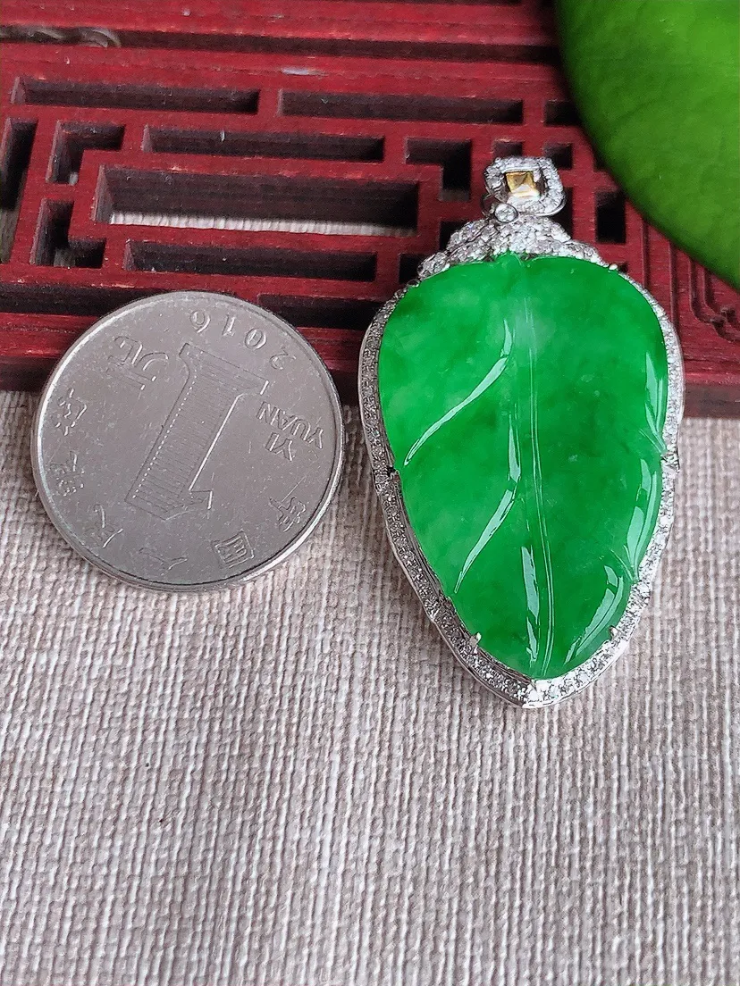 天然A货翡翠18K金伴阳绿叶子金枝玉叶吊坠尺寸46.7×25.3×7.2裸石33.2×22m量8.27g 0619