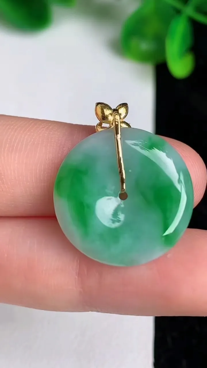 天然A货翡翠平安扣吊坠，尺寸20-7.4，重量:3.57g
6月20日
