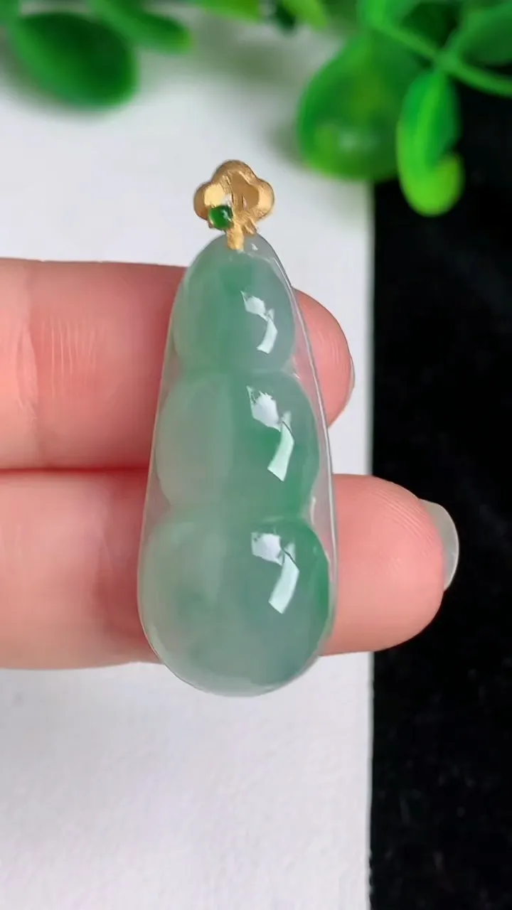 天然A货翡翠福豆吊坠，尺寸32-14-7.5，重量:1.71g
6月20日