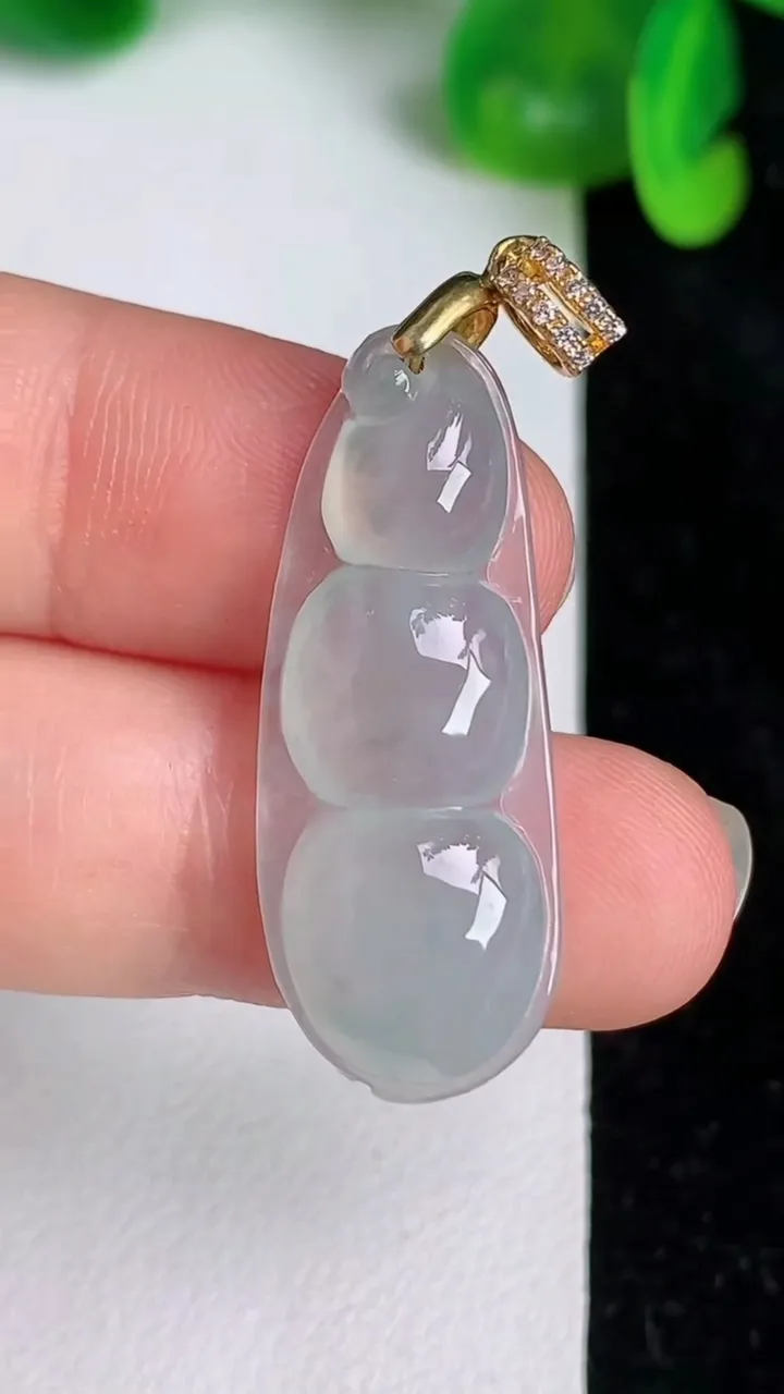 天然A货翡翠飘花福豆吊坠，尺寸30.6-12.8-4.6，重量:3.54g
6月20日