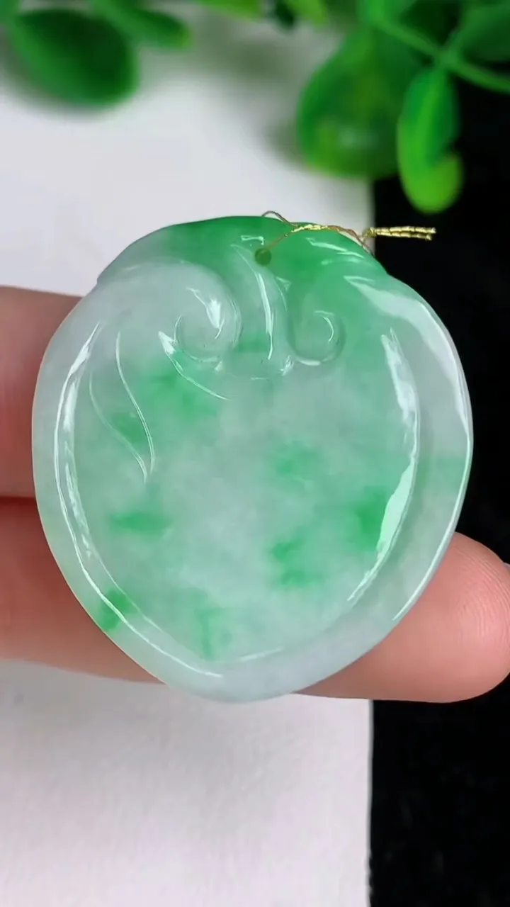 天然A货翡翠如意头吊坠，尺寸36-31-7，重量:16.70g
6月20日