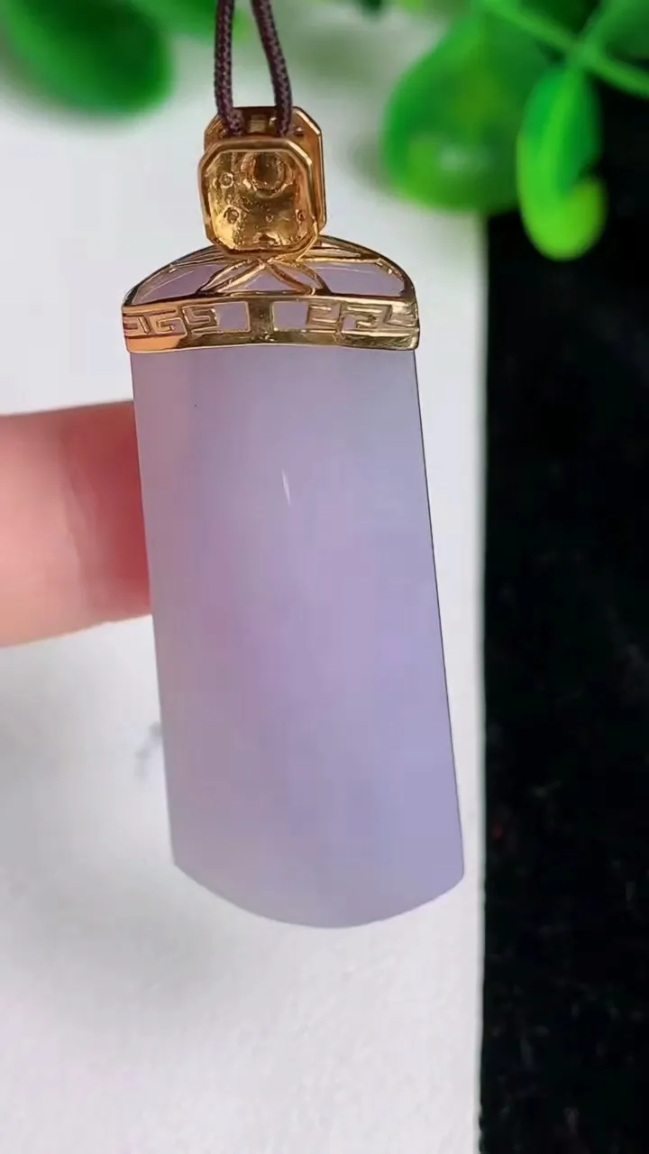天然A货翡翠18k金紫罗兰无事牌吊坠，尺寸42.4-18-9.3，重量:16.40g
6月20日