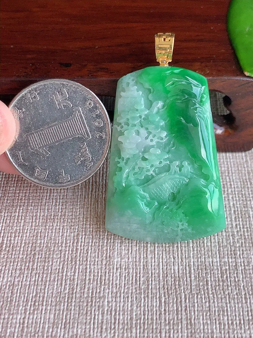 天然A货翡翠冰润18K金扣头飘绿意境山水牌吊坠 尺寸39.5×27×6.7m量17.60g 0620