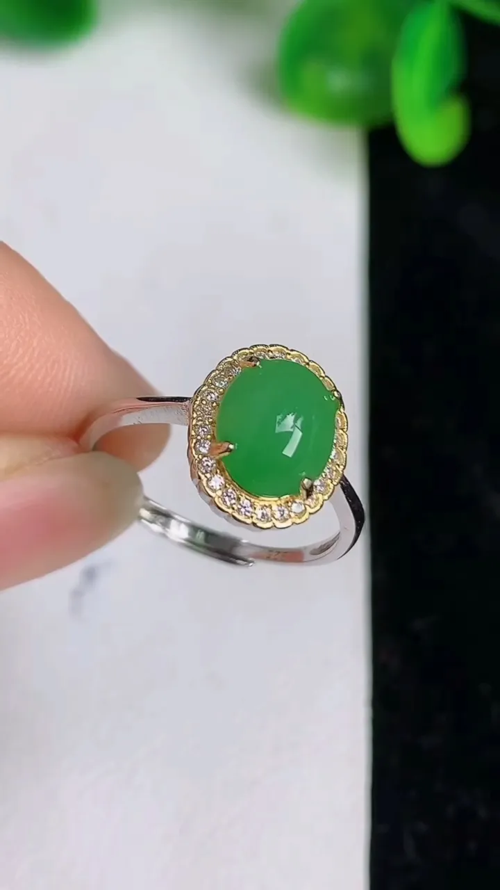 天然A货翡翠蛋面戒指，尺寸8.6-7，重量:2.00g2025年6月20日
工厂直销收藏佳品,种好水