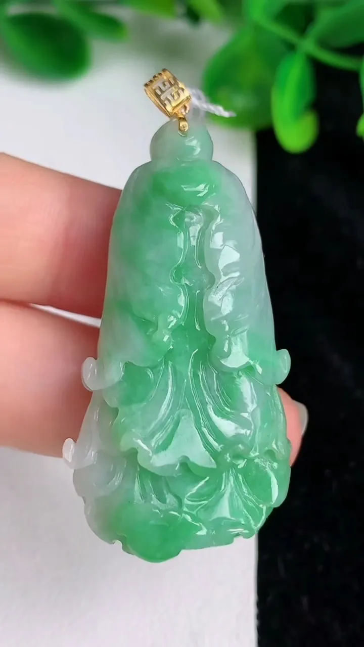 天然A货翡翠白菜吊坠，尺寸45.6-23.8-10，重量:18.71g
6月20日