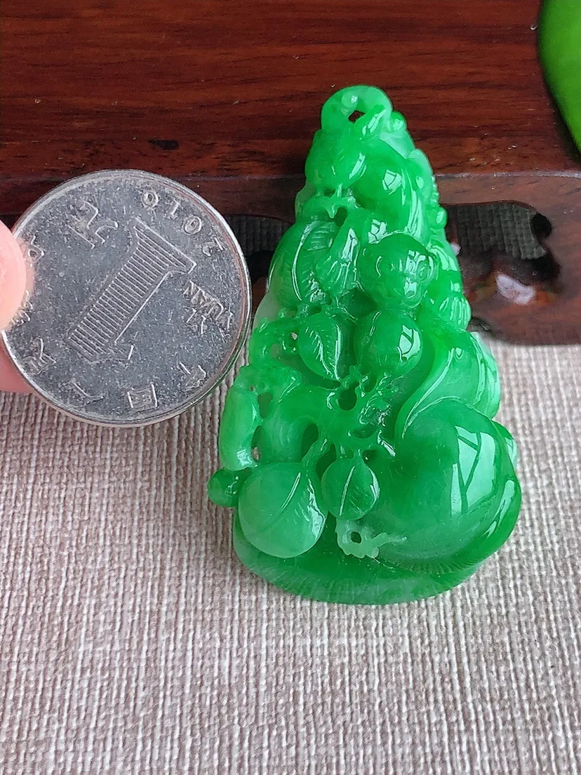 天然A货翡翠飘阳绿寿桃灵猴献寿吊坠 尺寸50×29×11m量20.90g 0619