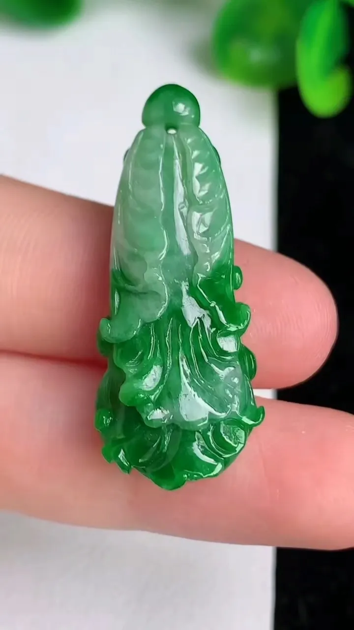 天然A货翡翠白菜吊坠，尺寸35.3-13.2-5.5，重量:4.97g
6月20日