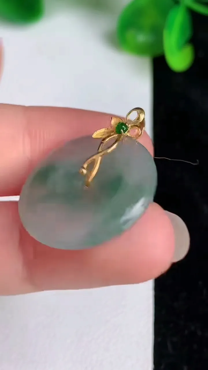 天然A货翡翠种飘花平安扣吊坠，尺寸21.8-3.5，重量:3.74g
6月20日