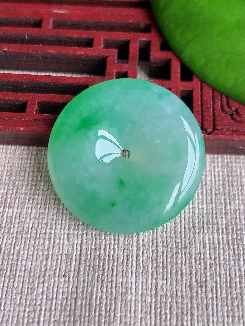天然A货翡翠飘阳绿平安扣吊坠尺寸28.8×6m量10.53g 0619