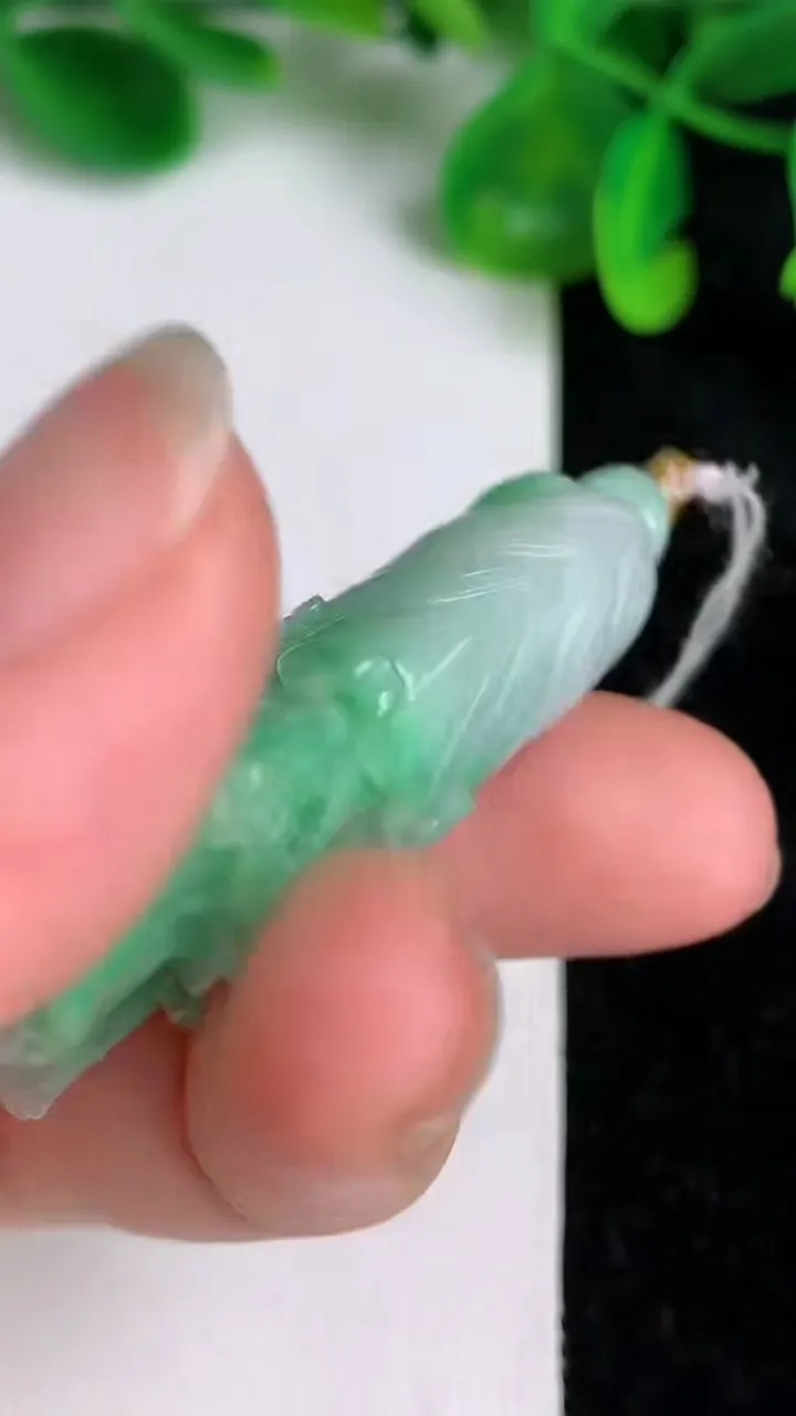 天然A货翡翠白菜吊坠，尺寸45.6-23.8-10，重量:18.71g
6月20日