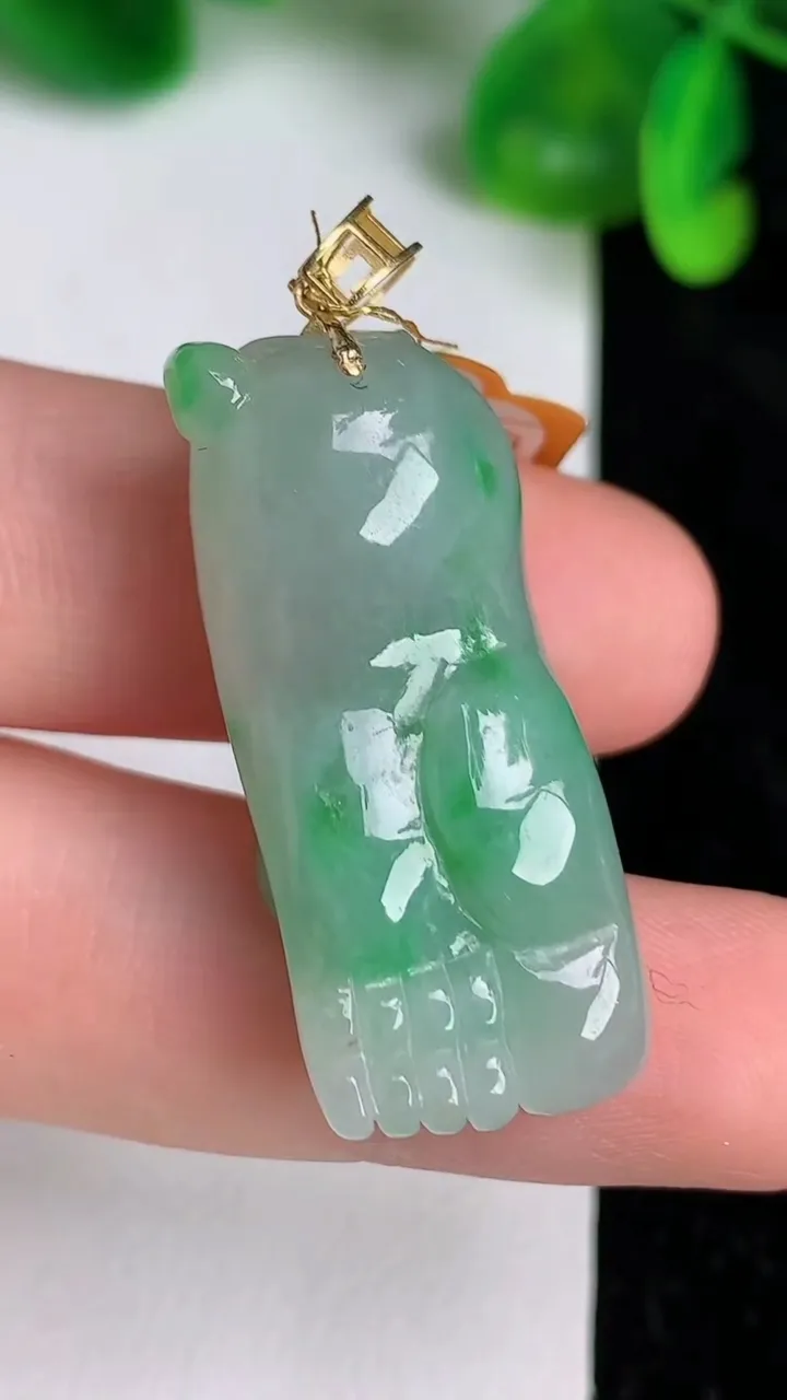 天然A货翡翠知足常乐吊坠，尺寸34.8-14.5-11.4，重量:11.24g
6月20日