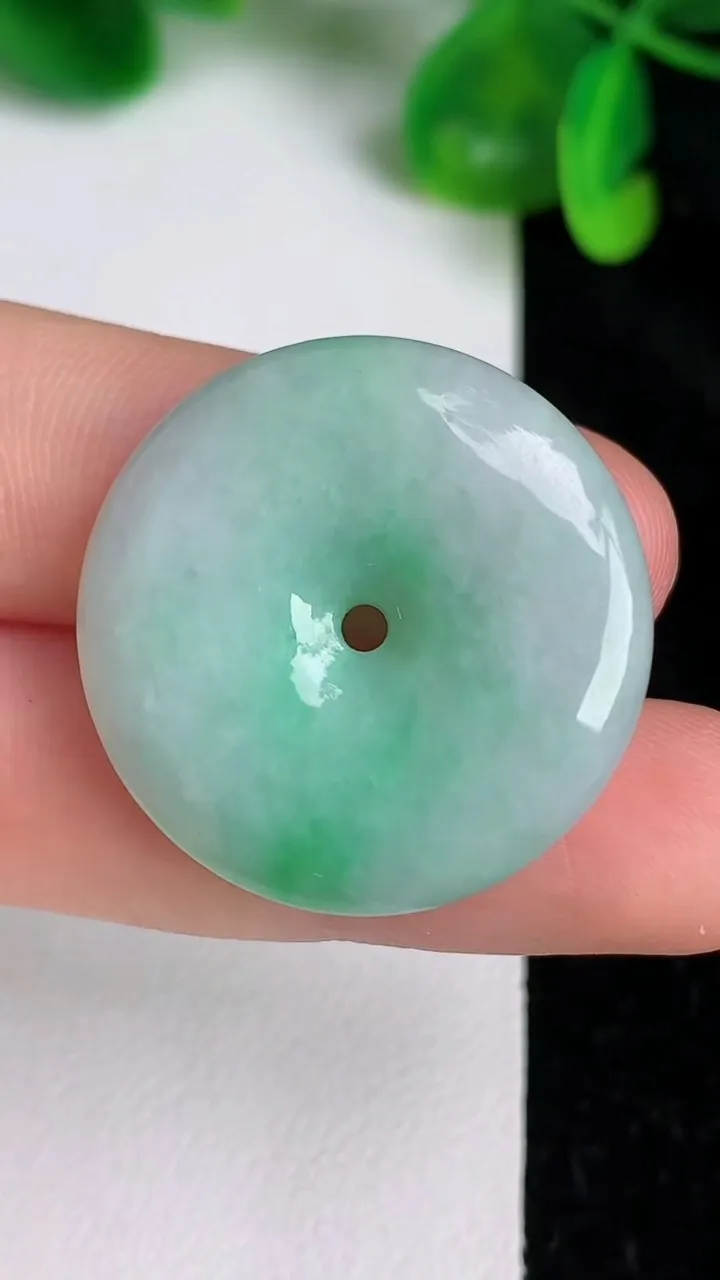天然A货翡翠平安扣吊坠，尺寸27.8-5.7，重量:9.25g
6月20日