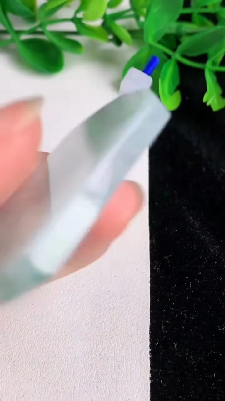 天然A货翡翠飘花无事牌吊坠，尺寸54.6-41-6，重量:39.90g
6月20日